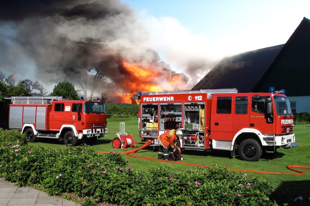 Feuerwehr bekämpft Großbrand nahe Haus.