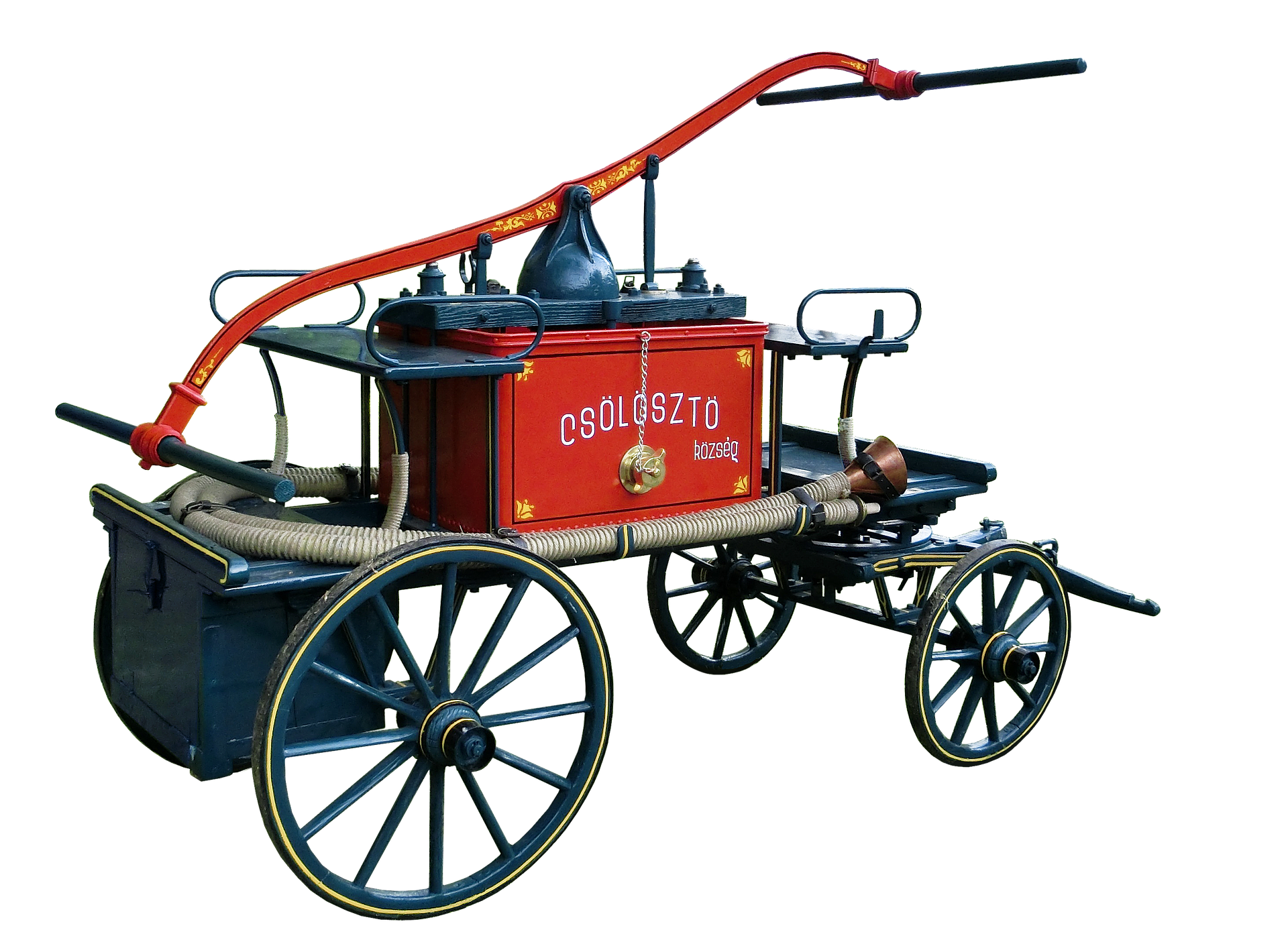 Historische Feuerwehrpumpe mit Schläuchen und Rädern.