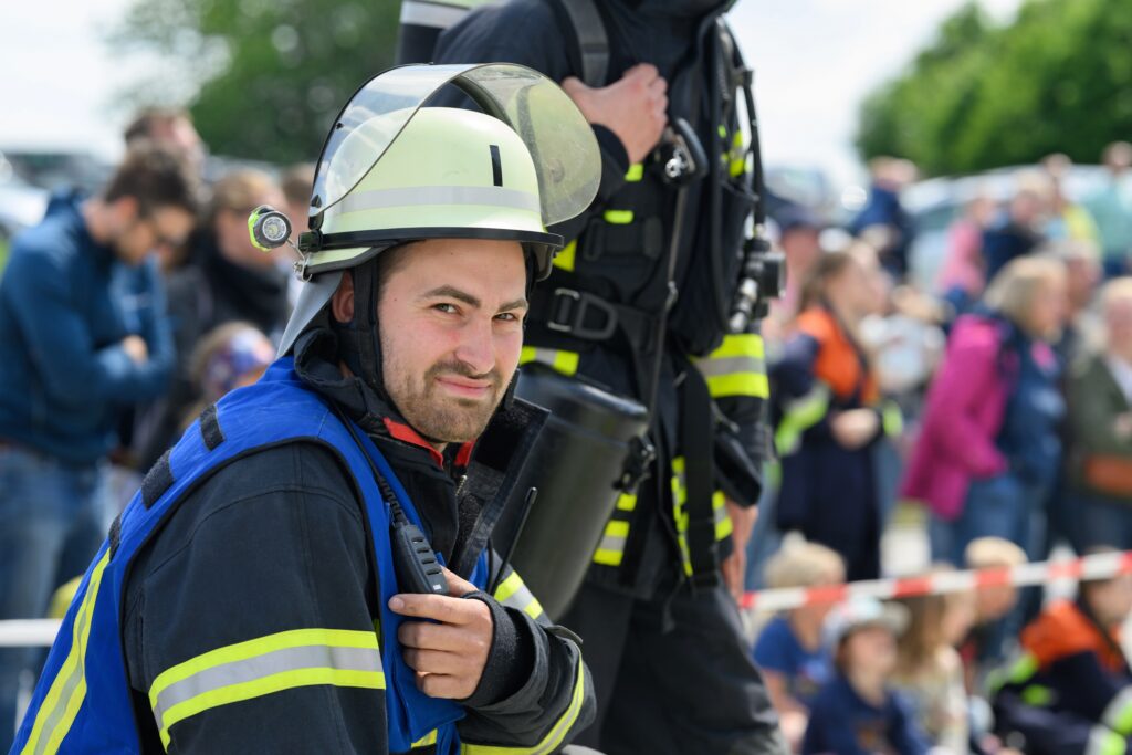 Feuerwehrmann im Einsatz auf einer öffentlichen Veranstaltung.