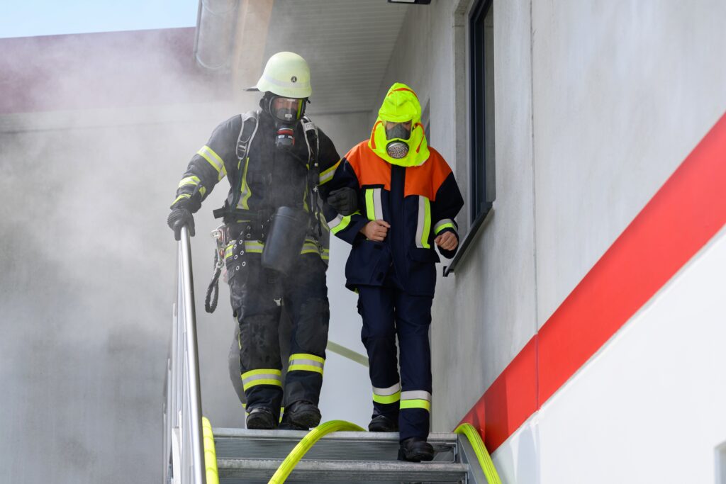 Feuerwehr rettet Person aus verrauchten Gebäude.