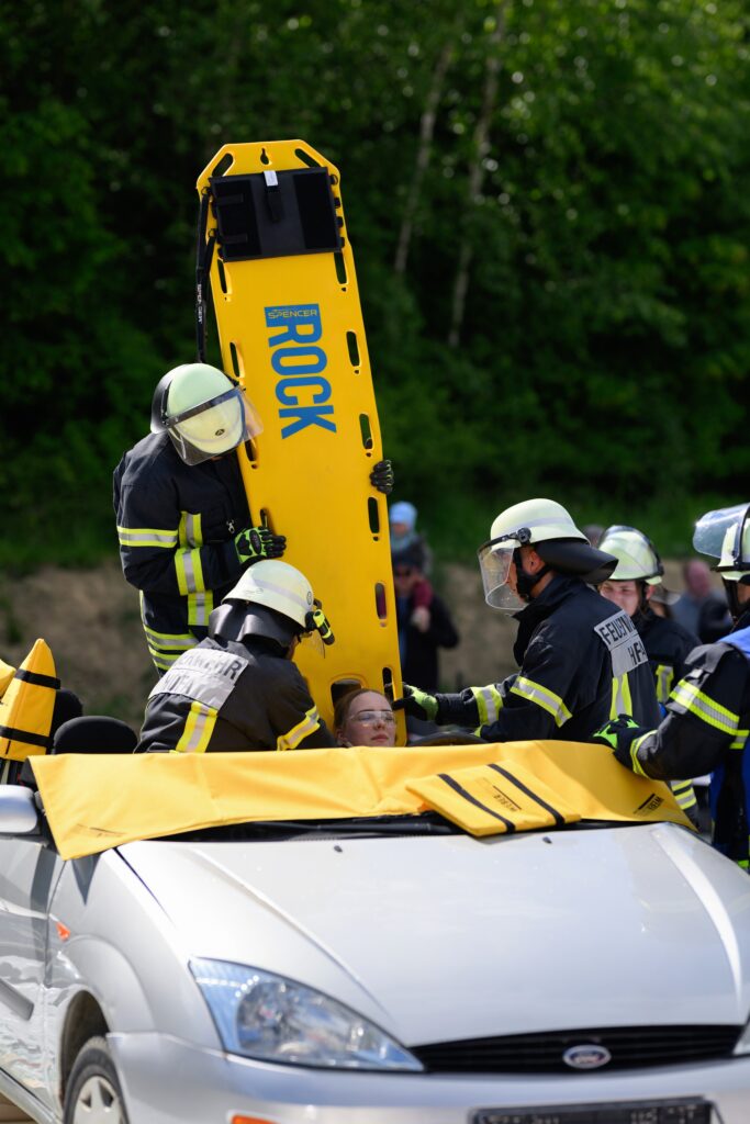 Feuerwehr rettet Person aus Auto