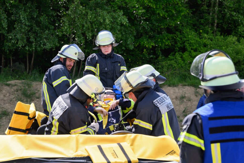 Feuerwehrleute arbeiten zusammen im Freien.