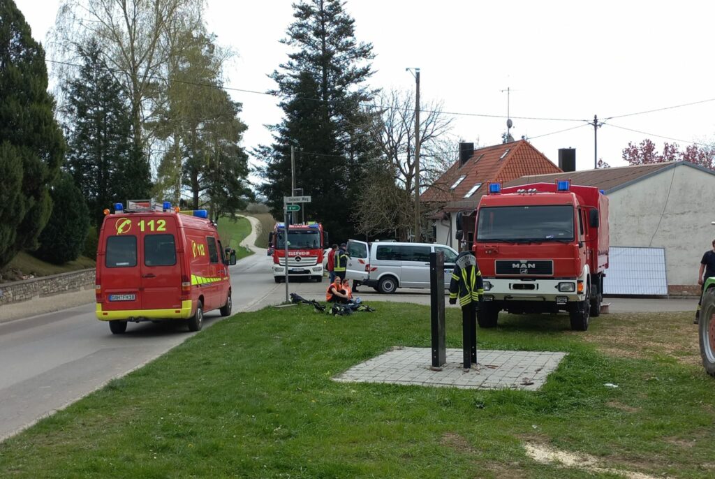 Feuerwehrautos im Einsatz an einer Straße