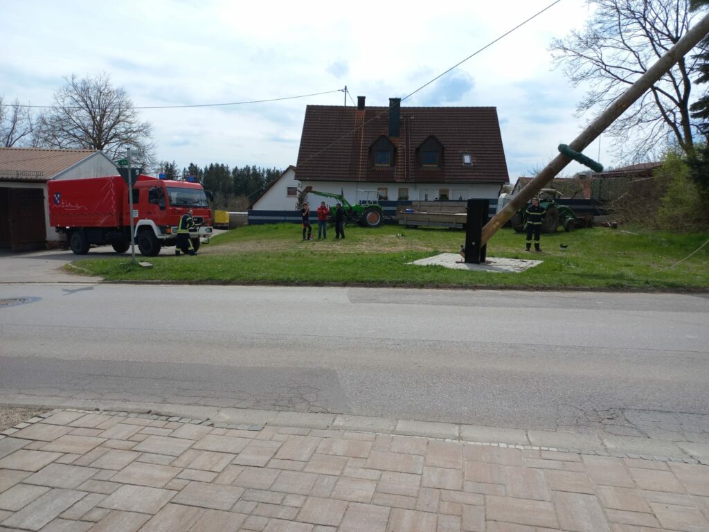 Feuerwehr arbeitet neben LKW in Wohngebiet.