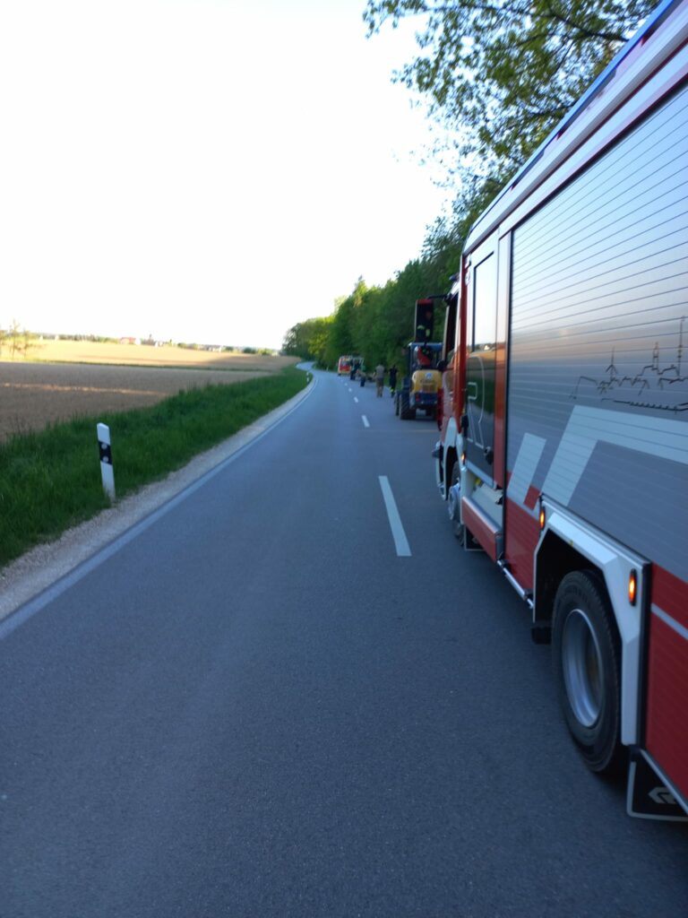Feuerwehrfahrzeug auf ländlicher Straße im Einsatz