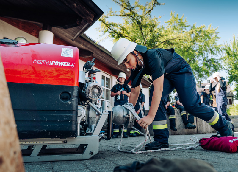 Feuerwehrmann bei der Pumpe im Einsatz