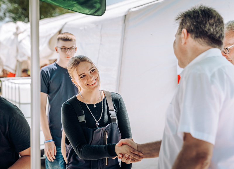 Personen bei Handschlag auf Outdoor-Event