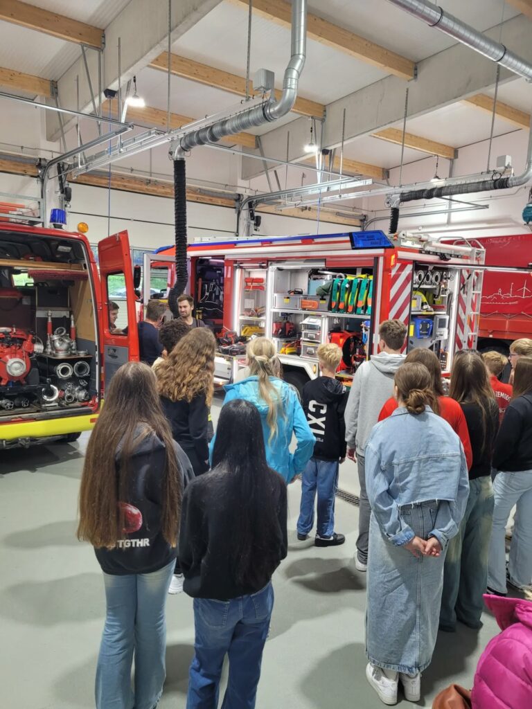 Besucher schauen Feuerwehrfahrzeuge in Halle an