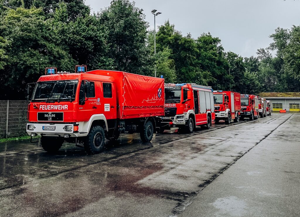 Rote Feuerwehrfahrzeuge in einer Reihe geparkt