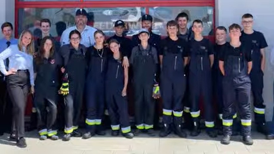 Gruppe von Feuerwehrleuten vor einer Feuerwache