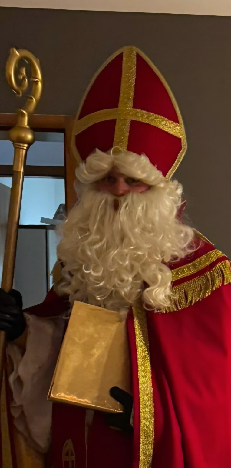 Mann in Nikolaus-Kostüm mit Buch