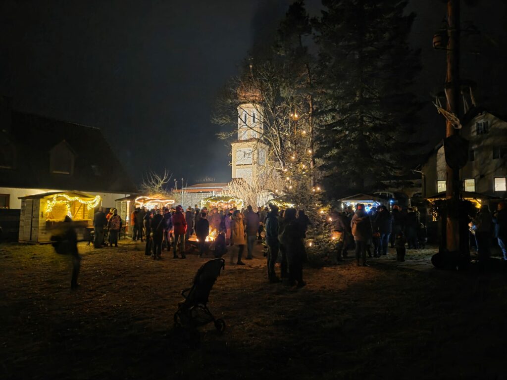 Nachtmarkt mit Lichtern und Menschen